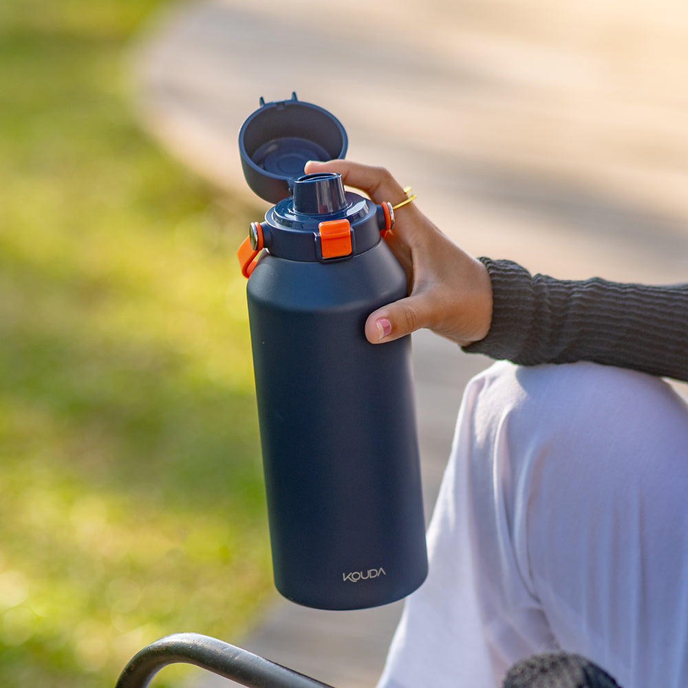 Garrafa Térmica Kouda Vega – 1000ml com tampa aberta, ideal para hidratação prática e eficiente.