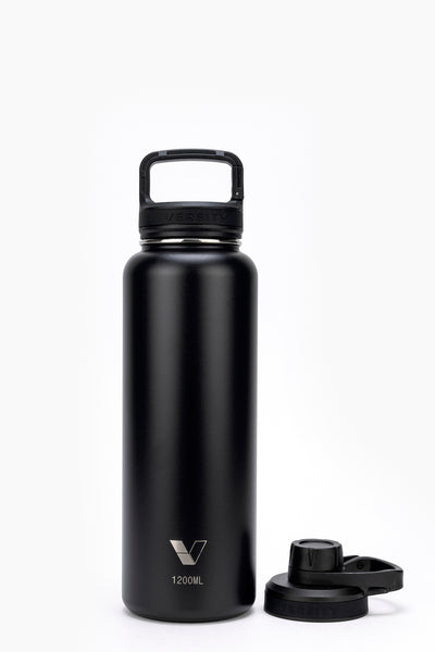 Garrafa Térmica Versity ColdKeeper 1200ml com isolamento a vácuo, mantendo bebidas frias até 24h e quentes até 12h, sem transpiração.