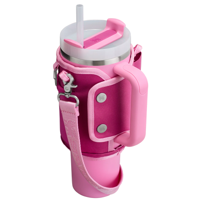 Bolsa para Copo Quencher Stanley - Carry All 1,18L em cor vibrante, alça ajustável e padrão de urso alado, ideal para hidratação sem as mãos.