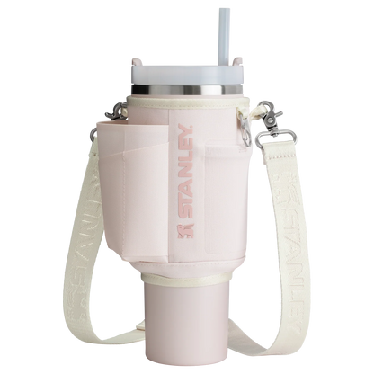 Bolsa para Copo Quencher Stanley - Carry All 1,18L em poliéster reciclado, com bolsos e alça ajustável, cor vibrante.