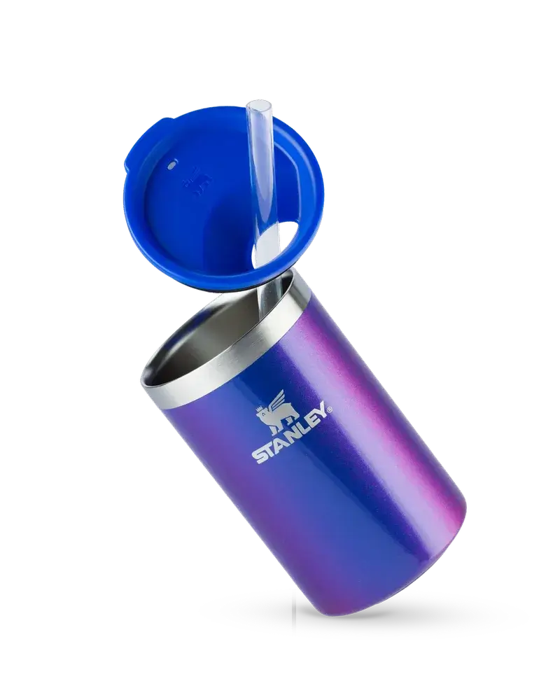 Can Cooler com canudo Stanley | 296ML em aço inoxidável colorido com tampa azul, versátil e elegante para uso diário e eventos.