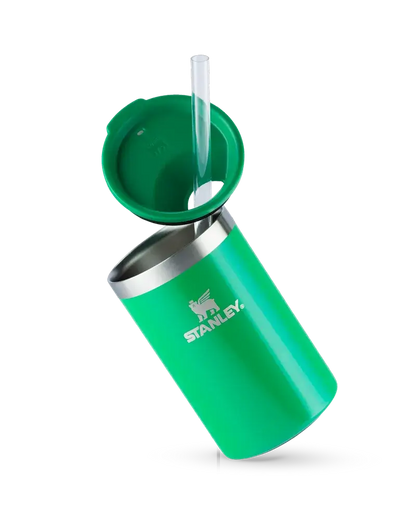 Can Cooler com canudo Stanley | 296ML em aço inoxidável, verde, ideal para bebidas frias e quentes, design compacto e prático.