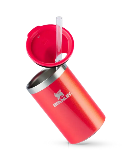 Can Cooler com canudo Stanley | 296ML em aço inoxidável 18/8 reciclado, vermelho e elegante, perfeito para conveniência e desempenho térmico.