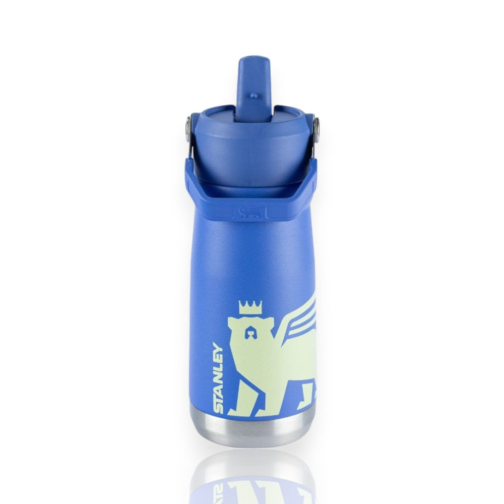 Garrafa Térmica Flip Straw Youth Stanley - 500ml azul com desenho de leão, ideal para crianças, canudo retrátil e alça integrada.