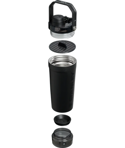 Activate Shaker Stanley | Coqueteleira 591ml com tampa e peneira desmontadas em fundo branco.