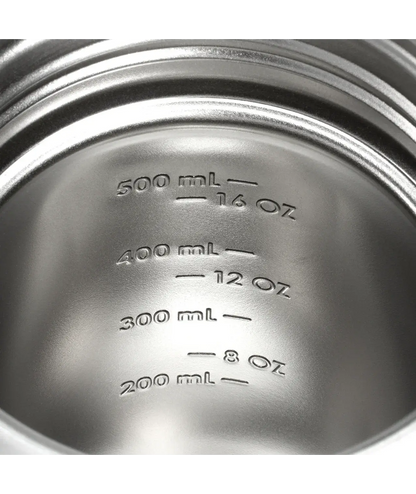 Visão interna do Stanley Activate Shaker | Coqueteleira 591ml mostrando medições em mL e oz gravadas em metal brilhante.