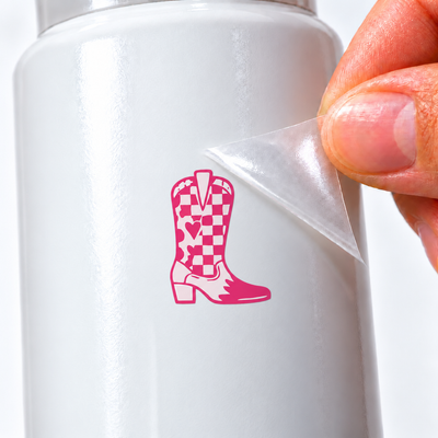 Bota Country Xadrez Rosa — sticker UV DTF individual com verniz — detalhe de aplicação