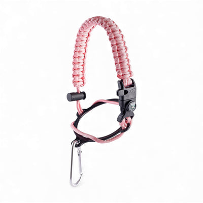 Alça para Garrafa Térmica de Mão em paracord rosa com bússola e apito, ideal para aventuras ao ar livre.