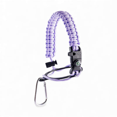 Alça para Garrafa Térmica de Mão roxa com bússola, apito e pederneira, ideal para aventuras e trilhas ao ar livre.