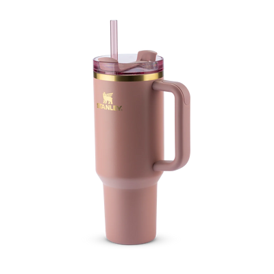 Copo Quencher Stanley 1,18L em aço inox reciclado, design icônico e elegante para hidratação no cotidiano.