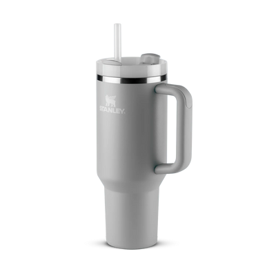 Copo Quencher Stanley 1,18L cinza com design ergonômico e capacidade de 1,18L para hidratação eficiente e elegante.