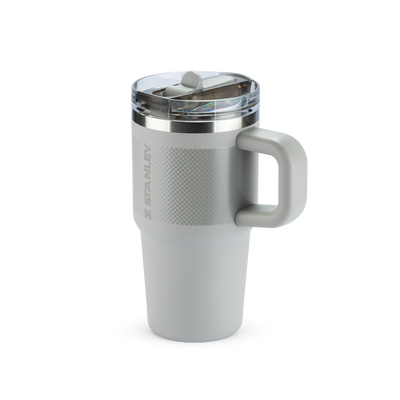 Copo Quencher Protour Stanley | 591ml com design moderno e tampa Flip Straw ProTour para hidratação prática e tecnologia de isolamento.