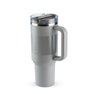 Copo Quencher Protour Stanley | 1,18L com tampa Flip Straw moderna, ideal para hidratação eficiente com isolamento térmico.