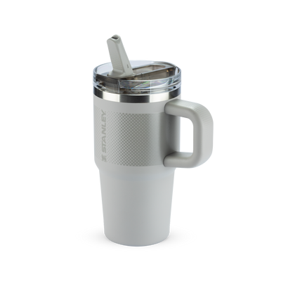 Copo Quencher Protour Stanley | 591ml - copo cinza com tampa Flip Straw ProTour e isolamento térmico para bebidas geladas até 8 horas.