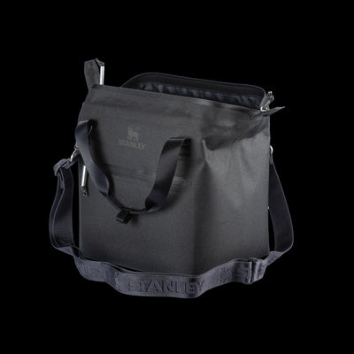 Lancheira Térmica Julienne Stanley | 7L, design moderno, preta com alça ajustável, ideal para manter alimentos frescos.