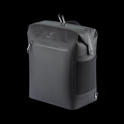 Mochila Térmica Madeleine Stanley | 14L em preto, ideal para viagens e atividades ao ar livre com capacidade de 14 litros.