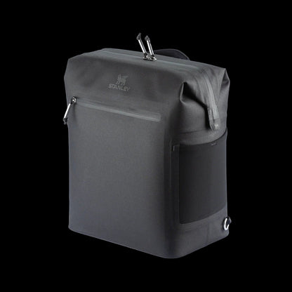 Mochila Térmica Madeleine Stanley | 14L em preto, ideal para viagens e atividades ao ar livre com capacidade de 14 litros.