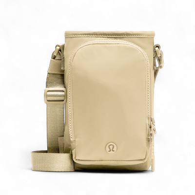 Bolsa para Garrafa Térmica - Cross Bottle Lululemon em cor bege, com alça ajustável para facilitar o transporte seguro de garrafas.