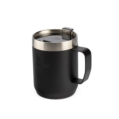 Caneca Camp Mug Stanley 236ml preta com isolamento a vácuo, ideal para bebidas quentes e frias, durabilidade e estilo.