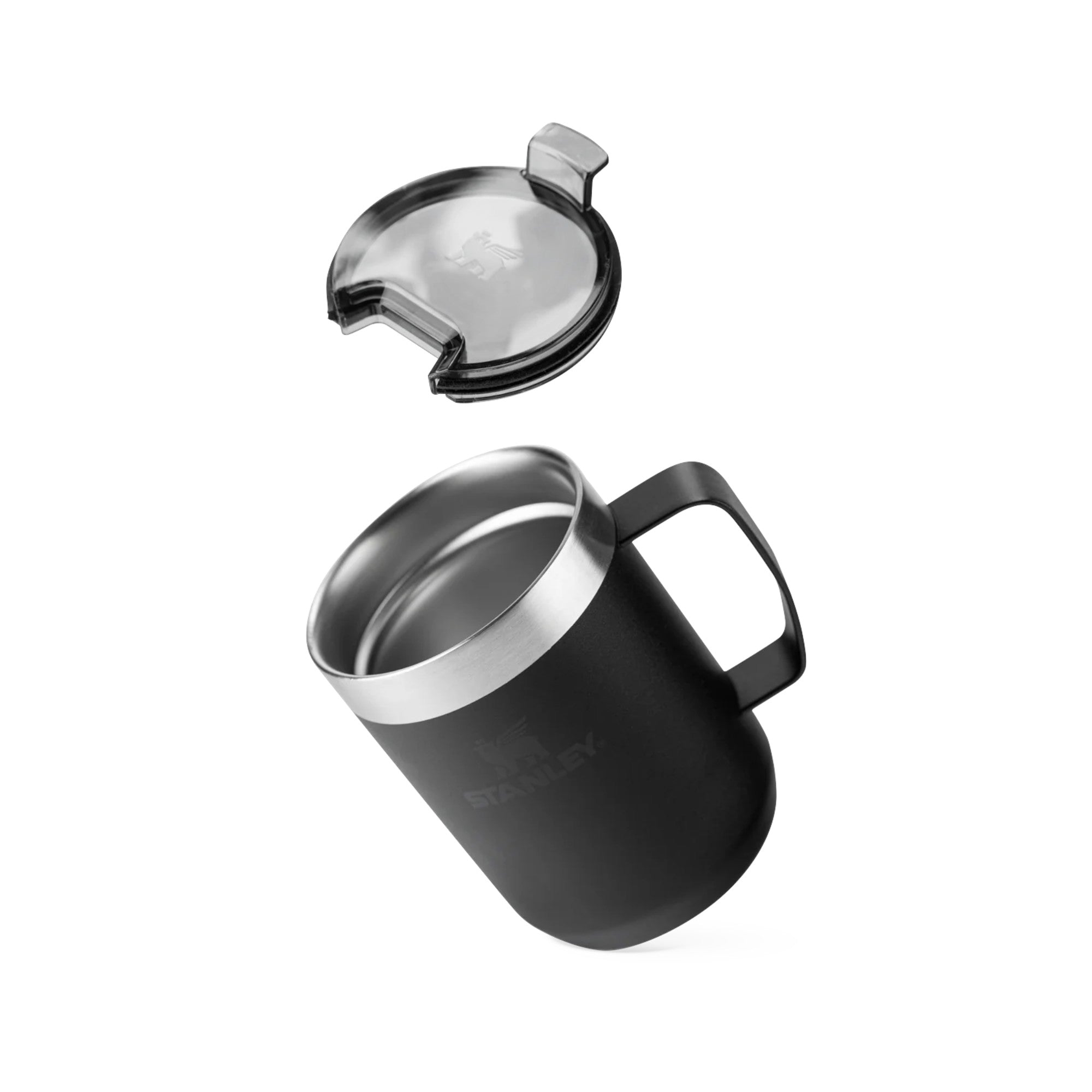 Caneca Camp Mug Stanley 236ml preta com tampa, isolante a vácuo para manter bebidas na temperatura ideal. Desempenho e estilo lendário.