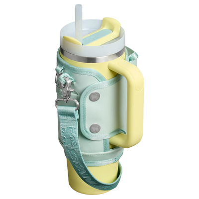 Bolsa para Copo Quencher Stanley 887ml – Carry All em poliéster reciclado, destacando design funcional e moderno para transporte prático.