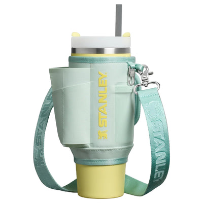 Bolsa para Copo Quencher Stanley 887ml – Carry All verde com alça destacável, design moderno em poliéster reciclado.