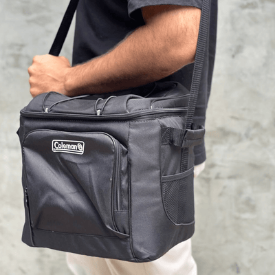 Pessoa carregando a Bolsa Térmica Chiller™ 16 Latas Coleman, ideal para viagens e organização de latas, com design prático e leve.