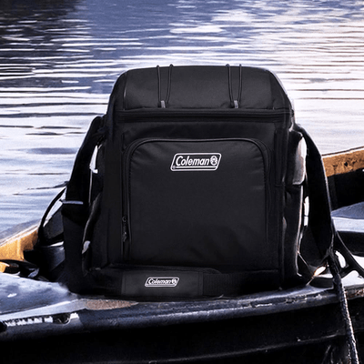 Bolsa Térmica Chiller™ 16 Latas Coleman em um barco, ideal para conservar bebidas na praia ou academia.