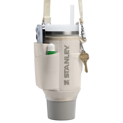Bolsa para Copo Quencher Stanley 887ml – Carry All, design moderno em poliéster reciclado, prática para transporte e armazenamento.
