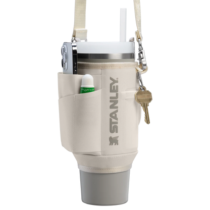 Bolsa para Copo Quencher Stanley 887ml – Carry All, design moderno em poliéster reciclado, prática para transporte e armazenamento.