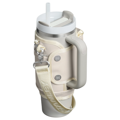 Bolsa para Copo Quencher Stanley 887ml – Carry All moderna e funcional para transporte seguro e prático, feita de poliéster reciclado.