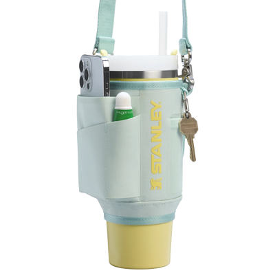 Bolsa para Copo Quencher Stanley 887ml – Carry All, design funcional e moderno, feita de poliéster reciclado, ideal para hidratação mãos livres.