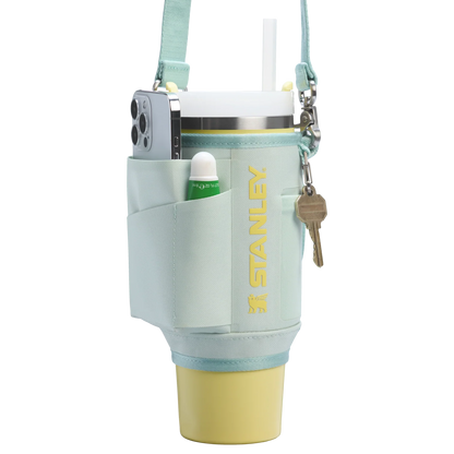 Bolsa para Copo Quencher Stanley 887ml – Carry All, design funcional e moderno, feita de poliéster reciclado, ideal para hidratação mãos livres.