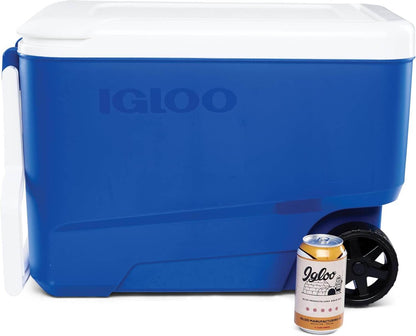 Caixa Térmica Wheelie Cool 38QT - Igloo azul com rodas, ideal para transporte de alimentos e bebidas, ao lado de uma lata de refrigerante.