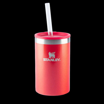 Can Cooler com canudo Stanley | 296ML, copo térmico vermelho com canudo, design leve e elegante em aço inoxidável reciclado.