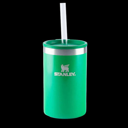 Can Cooler com canudo Stanley | 296ML em verde, conveniente e elegante para bebidas frias, design em aço inoxidável reciclável.