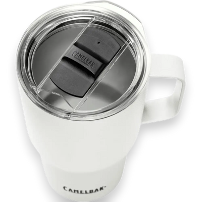 Caneca Alta Horizon Camelbak 700ml branca com tampa e isolamento térmico, perfeita para manter bebidas quentes ou frias por horas.