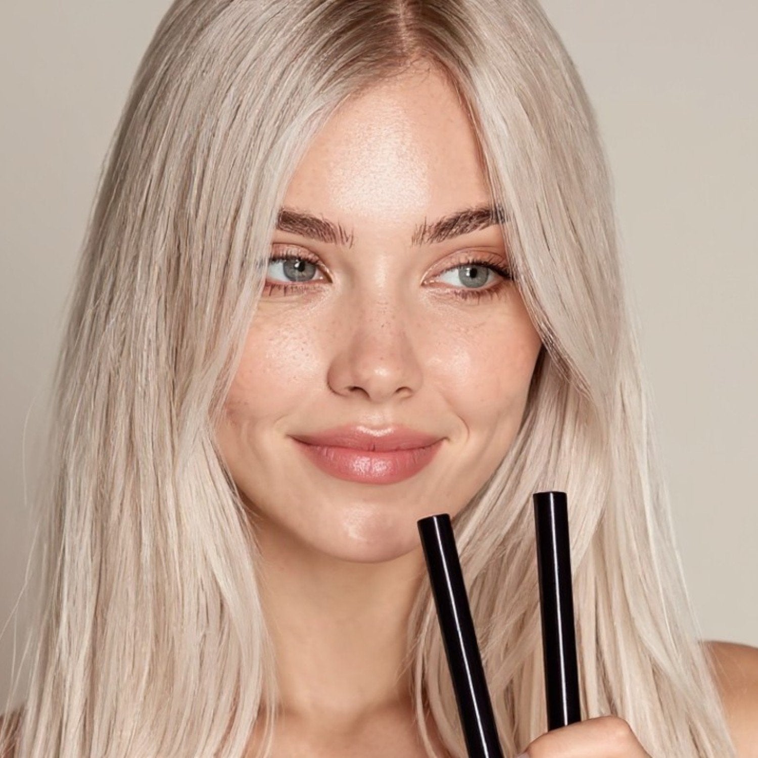 Mulher segurando Kit Canudo para Quencher & Tumblers preto, destacando estilo e sustentabilidade. 