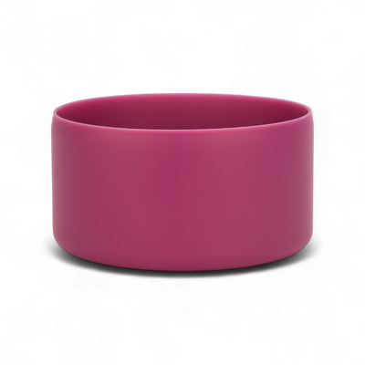 Protetor de Silicone M - by empório, em silicona espessa, ideal para copos Quencher e garrafas de 350ml a 750ml, cor rosa.