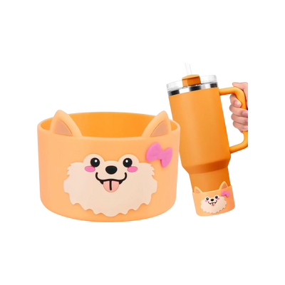 Capa de Silicone Médio - Variados 3D na cor laranja, protegendo uma garrafa com design de cachorro fofinho, ideal para 350 ml a 750 ml.