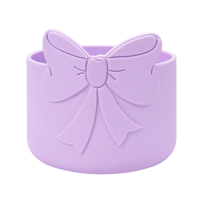 Capa de Silicone Médio - Variados 3D com desenho de laço roxo para copos e garrafas, proteção e estilo no dia a dia.