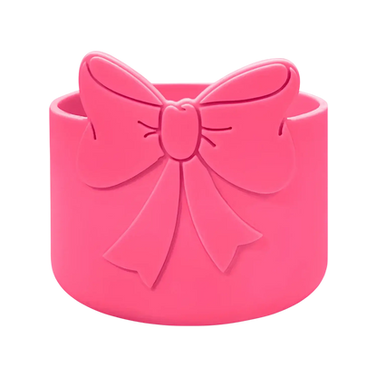 Capa de Silicone Médio - Variados 3D, protetor rosa com laço decorativo para copos e garrafas de 350 ml a 750 ml.