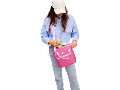 Pessoa usando Lancheira Térmica Julienne Stanley | 7L rosa, prática para transportar refeições, com estilo moderno e compacto.