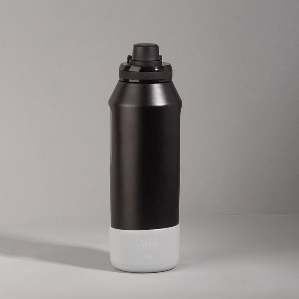 Capa Vyta PACCO 1200ml em silicone ecológico, design sofisticado e funcional para proteção de garrafas contra arranhões e impactos.