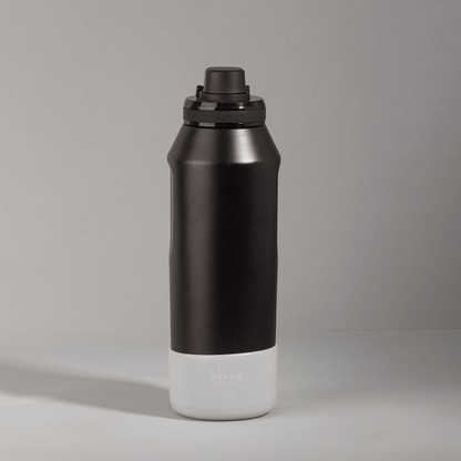 Capa Vyta PACCO 1200ml em silicone ecológico, design sofisticado e funcional para proteção de garrafas contra arranhões e impactos.