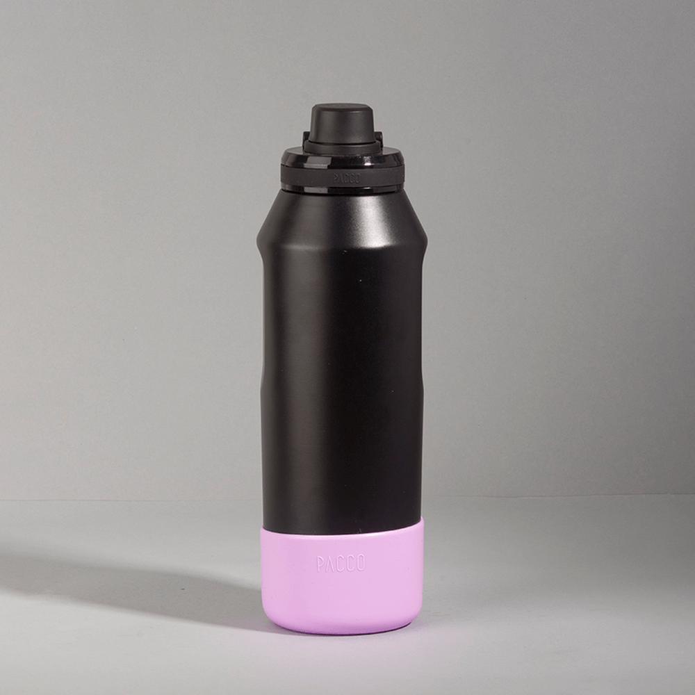 Capa Vyta PACCO 1200ml em silicone ecológico preto com base rosa, proteção elegante e durável para garrafas mantendo o visual sofisticado.