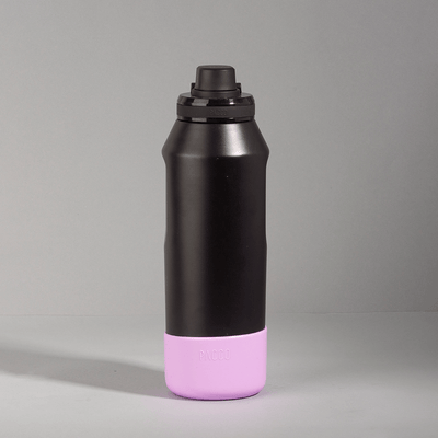 Capa Vyta PACCO 1200ml em silicone ecológico preto com base rosa, proteção elegante e durável para garrafas mantendo o visual sofisticado.