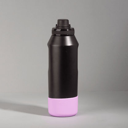 Capa Vyta PACCO 1200ml em silicone ecológico preto com base rosa, proteção elegante e durável para garrafas mantendo o visual sofisticado.