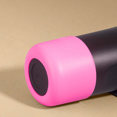 Capa vyta PACCO 350ml em silicone rosa, proteção elegante e sustentável para garrafas, destacando-se pelo design e resistência a impactos leves.