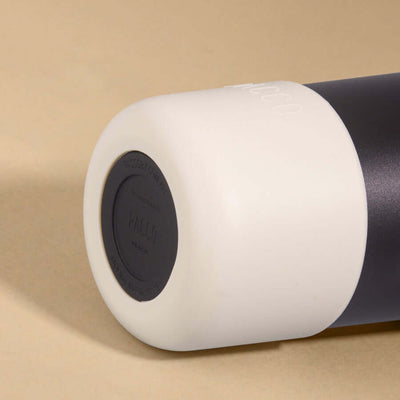 Capa vyta PACCO 350ml em silicone sustentável para proteção de garrafas, resistente a impactos e riscos, combinação de cores elegante.